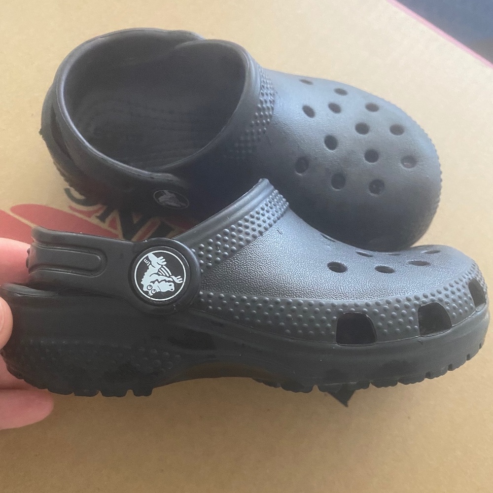 Toddler black crocs size 8c